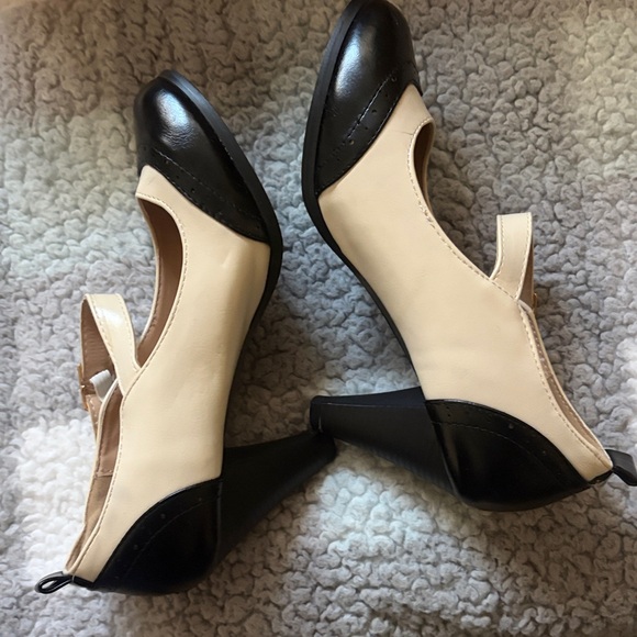 Chase + Chloe Women's Black and Cream Flats - Picture 2 of 2